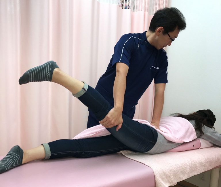 腰痛施術の様子